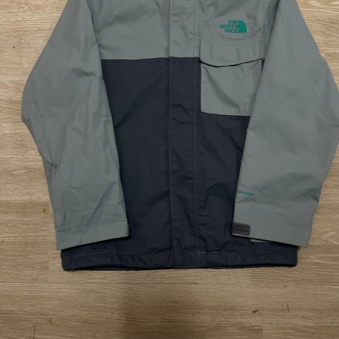 노스페이스 보이즈 드라이벤트 배색 바람막이 후드자켓 [그레이] 7-8세 상품이미지3