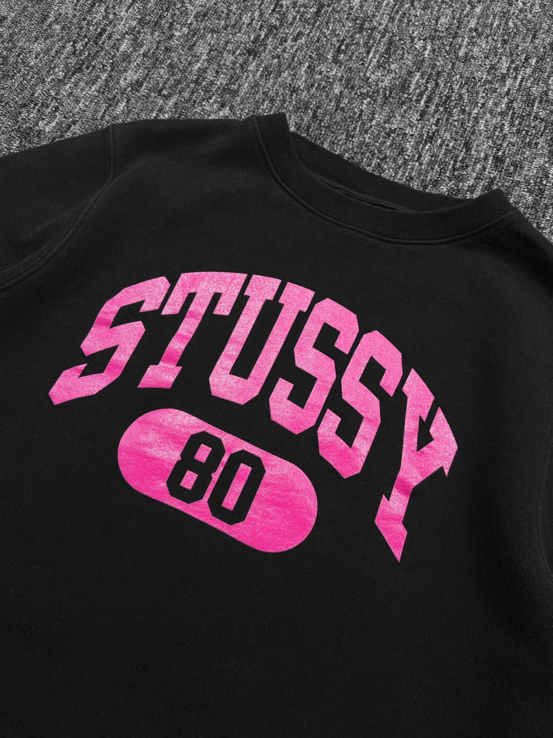 스투시 핑크 로고 블랙 맨투맨 상품이미지4