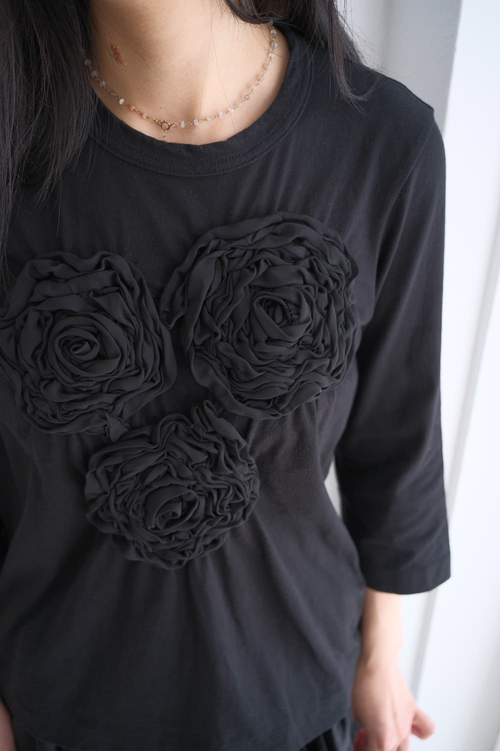 Rose appliqué back button top joo 상품이미지2