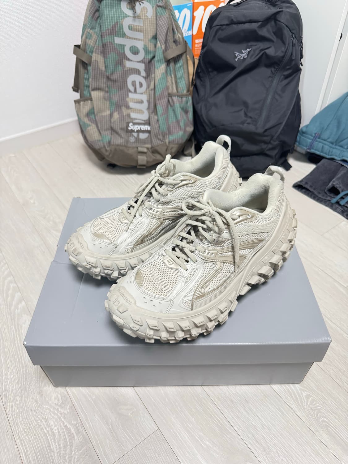 발렌시아가 디펜더 베이지 43 새상품급 상품이미지1