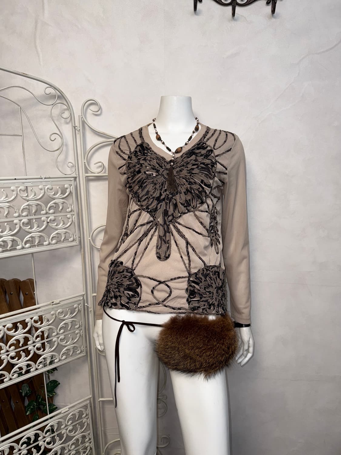 Beige grunge oriental knotted mesh 긴팔티 상품이미지4