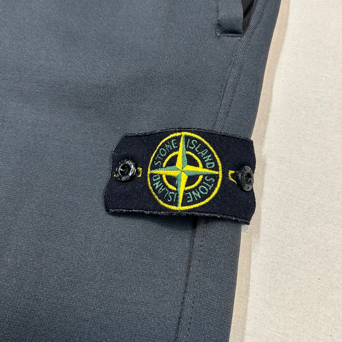 L) 스톤아일랜드 나일론 메탈릭 포켓 트레이닝 조거 팬츠 상품이미지3