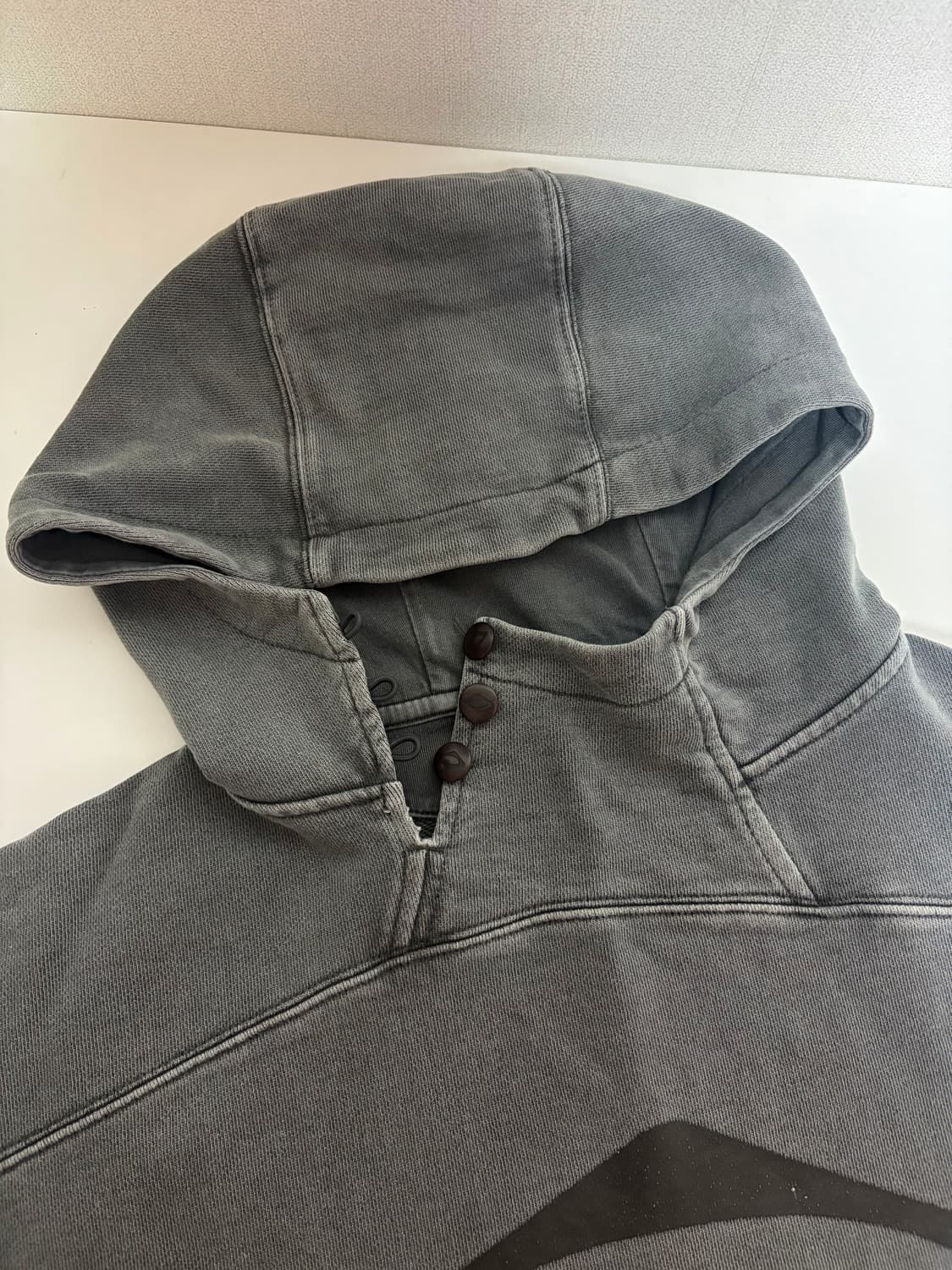 미스치프 롬버스 사이드 버튼 업 후드 워시드 차콜 상품이미지3