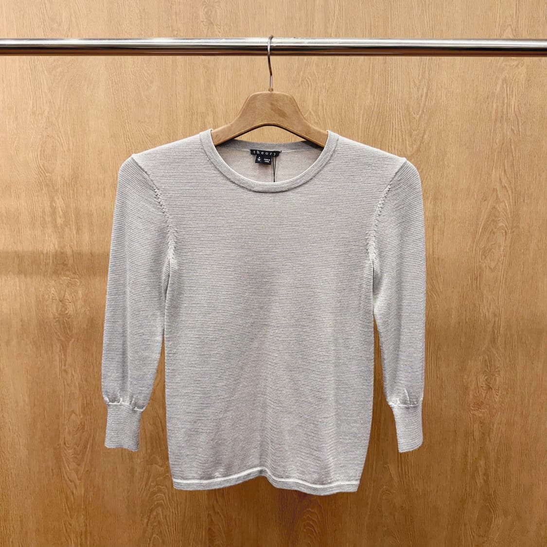 띠어리 라운드넥 니트 7부 소매 티셔츠 백슬릿 디테일 그레이 상품이미지2