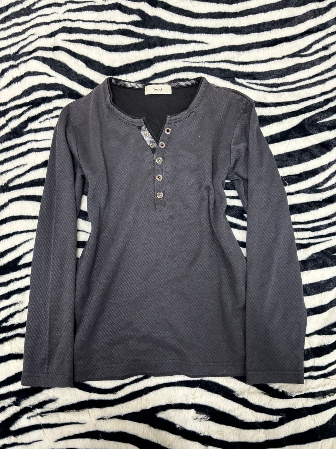 Minimal Y2K Design Button Sleeve 상품이미지4