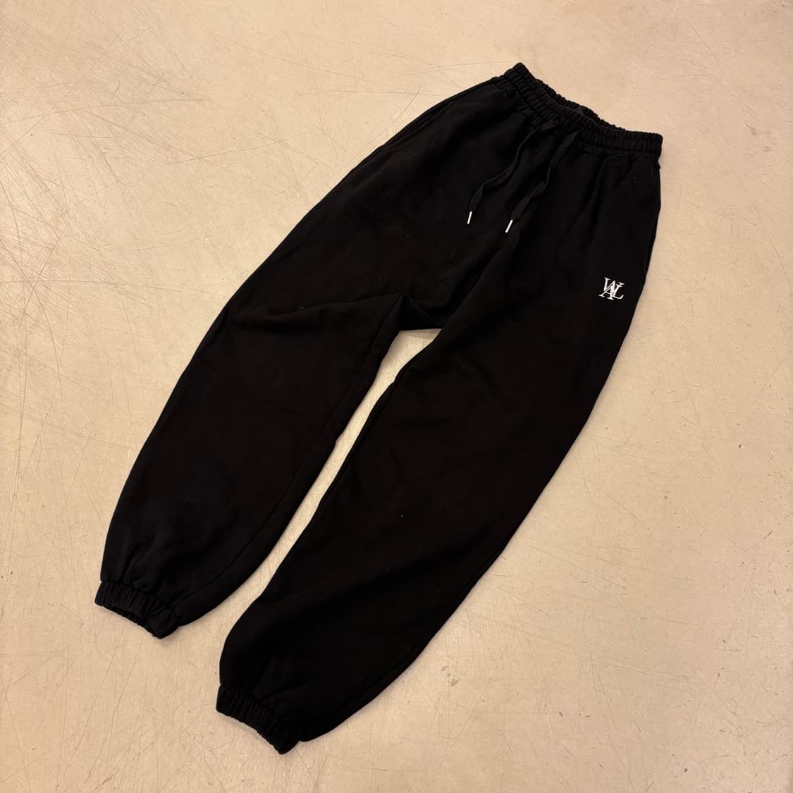 우알롱 스몰로고 블랙 스웻 조거 팬츠 상품이미지1