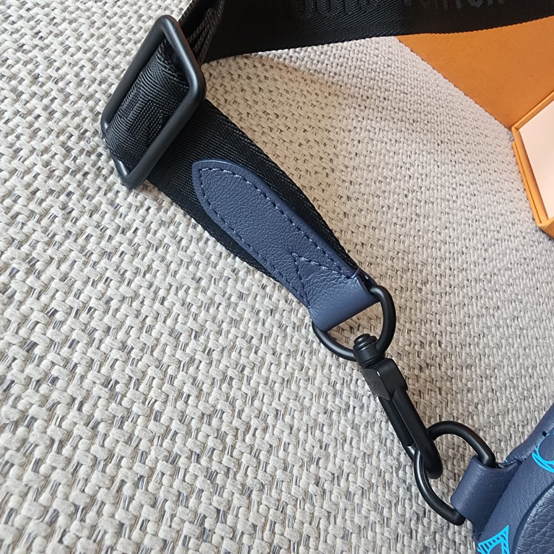 새상품급 루이비통 네이비 리버블루 쉐도우 모노그램 듀오 슬링백 상품이미지6