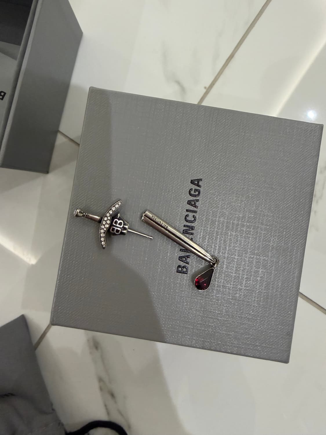 발렌시아가 고스스워드 이어링 실버 상품이미지4