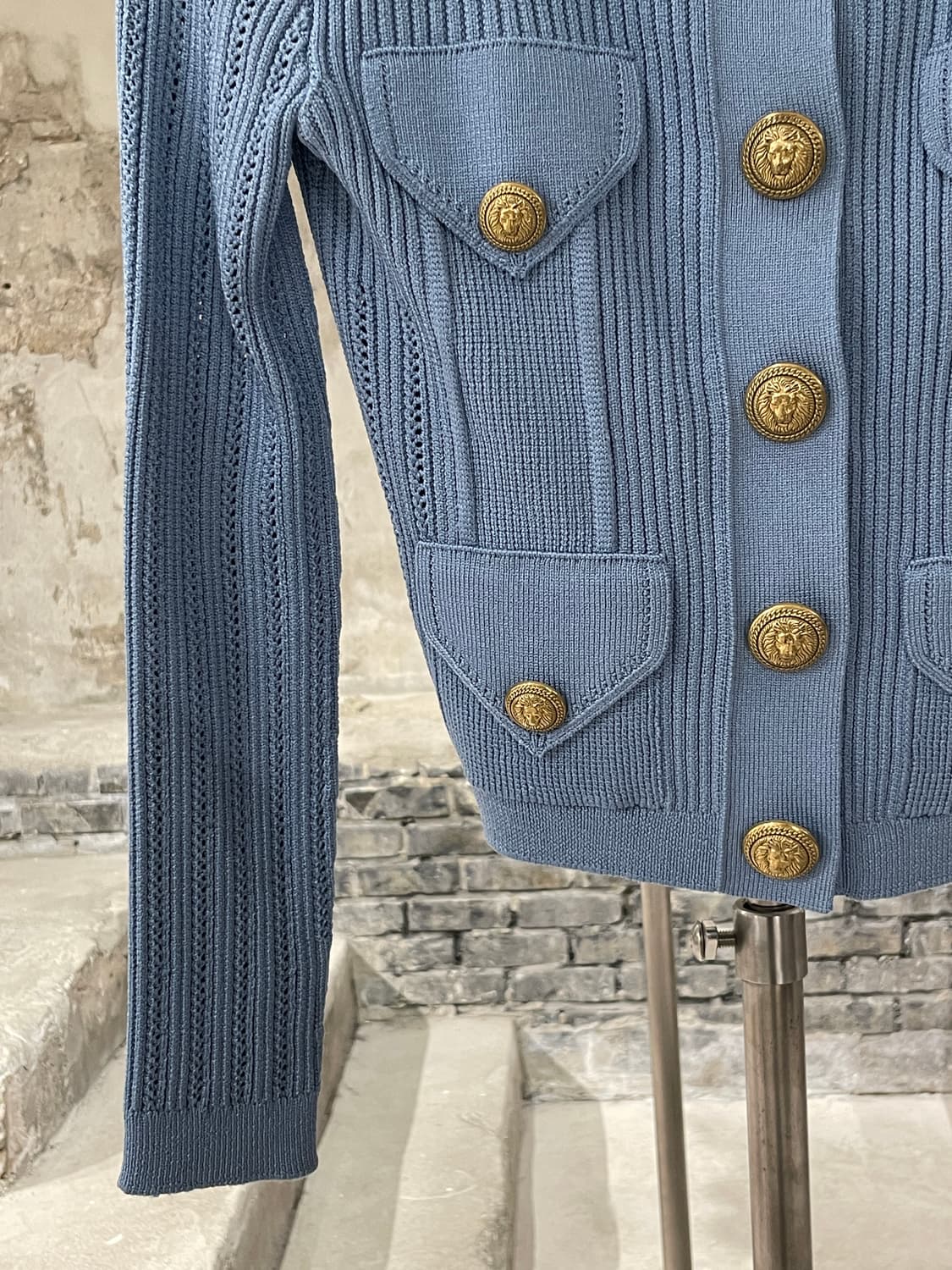 발망 파스텔 블루 포인트엘 숄더패드 금장 니트 가디건 상품이미지4