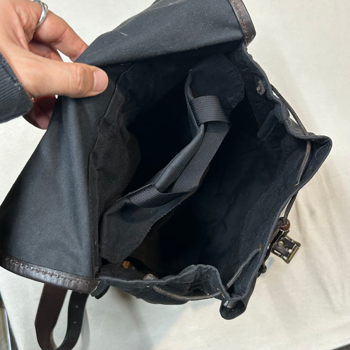 필슨(Filson) 70017 틴 크로스 가죽 스트랩 백팩 상품이미지8