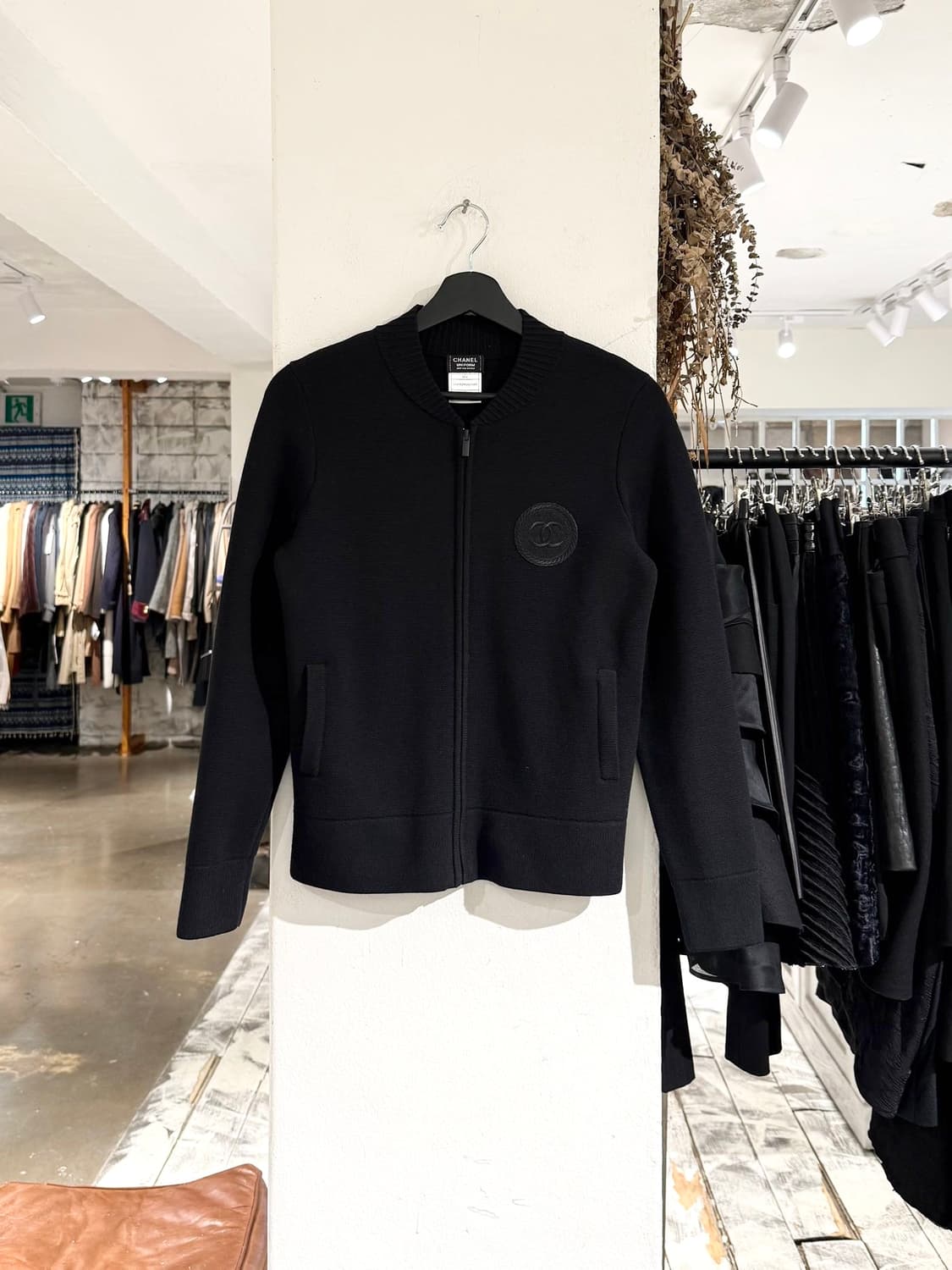 샤넬 유니폼 블랙 패치 로고 니트 집업 상품이미지1