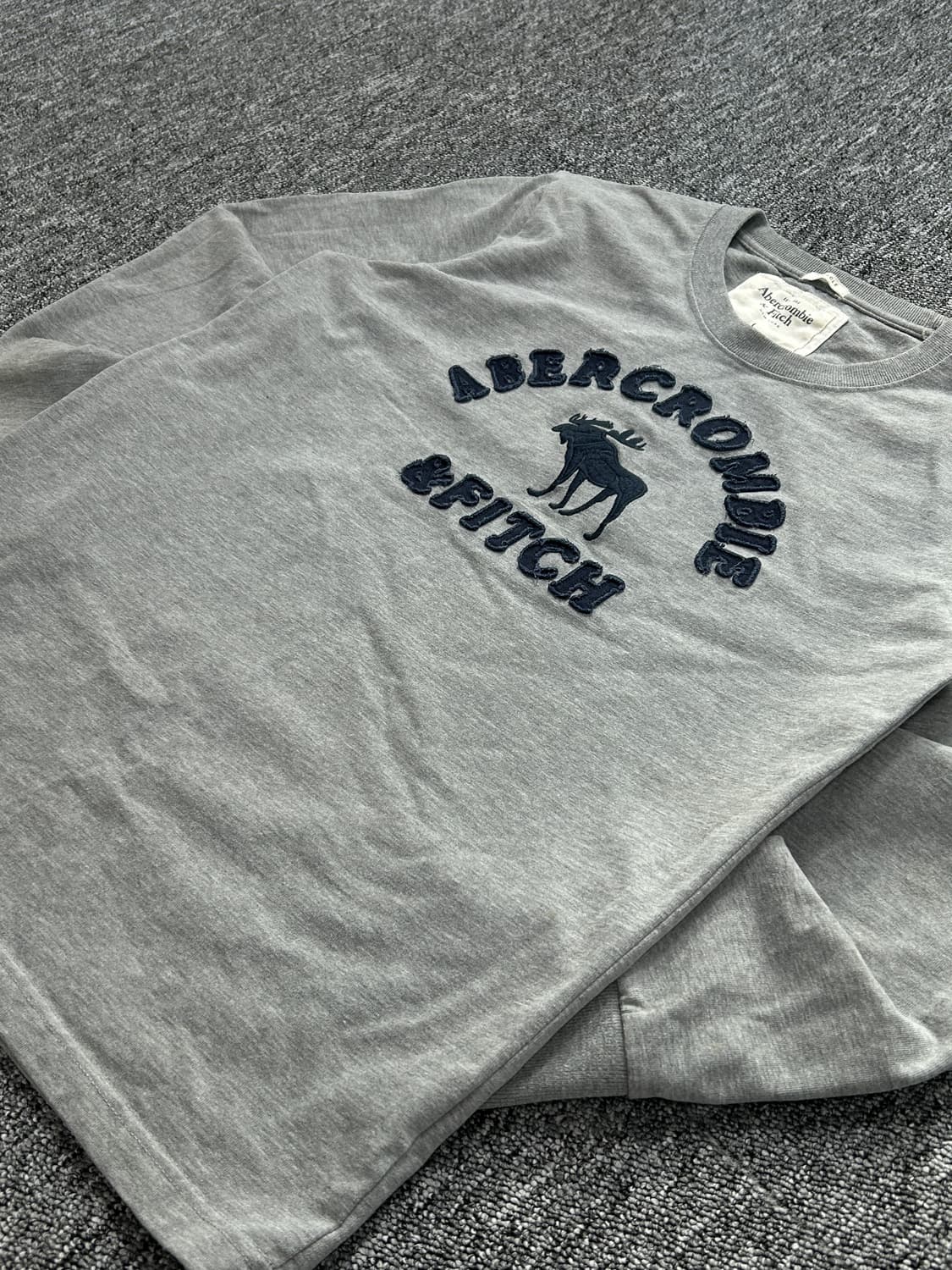 아베크롬비 y2k 스펠로고 그레이 롱슬리브 상품이미지3