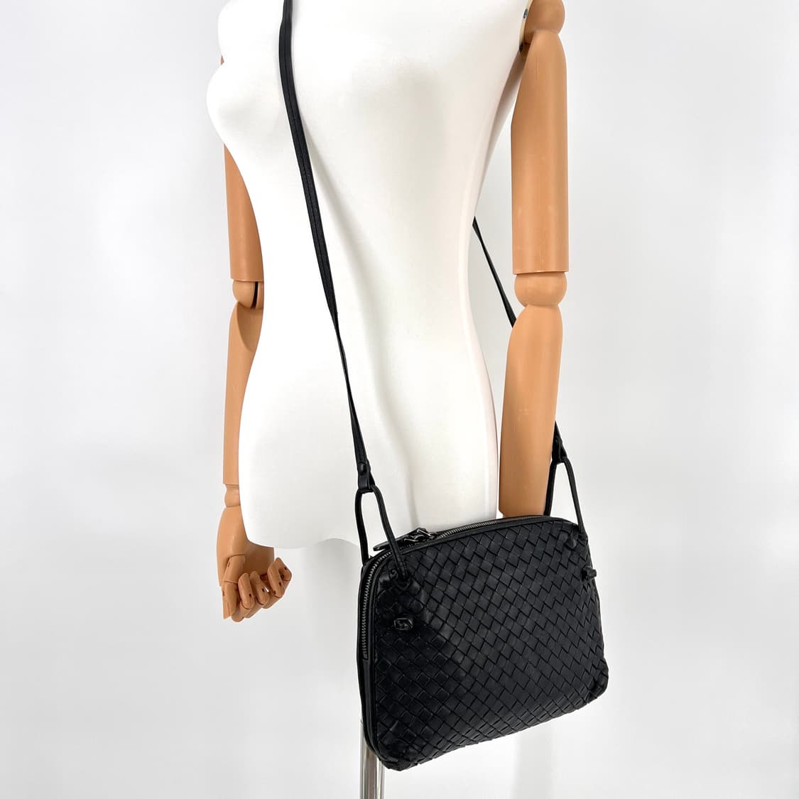 [감정완료] 보테가베네타 인트레치아토 노디니 크로스백 블랙 상품이미지9