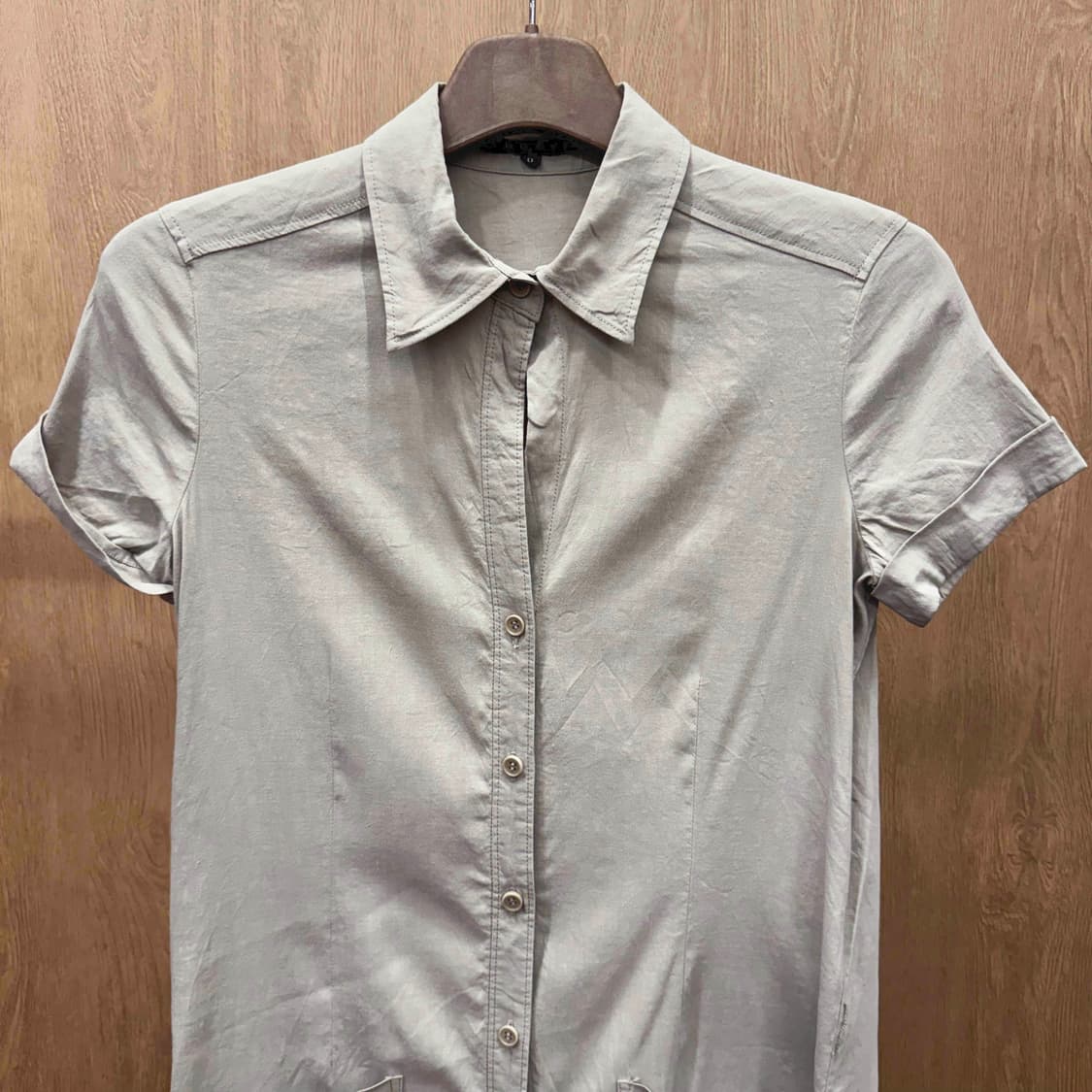 띠어리 반팔 셔츠 원피스 카라넥 버튼 클로징 빅포켓 디테일 베이지 상품이미지4