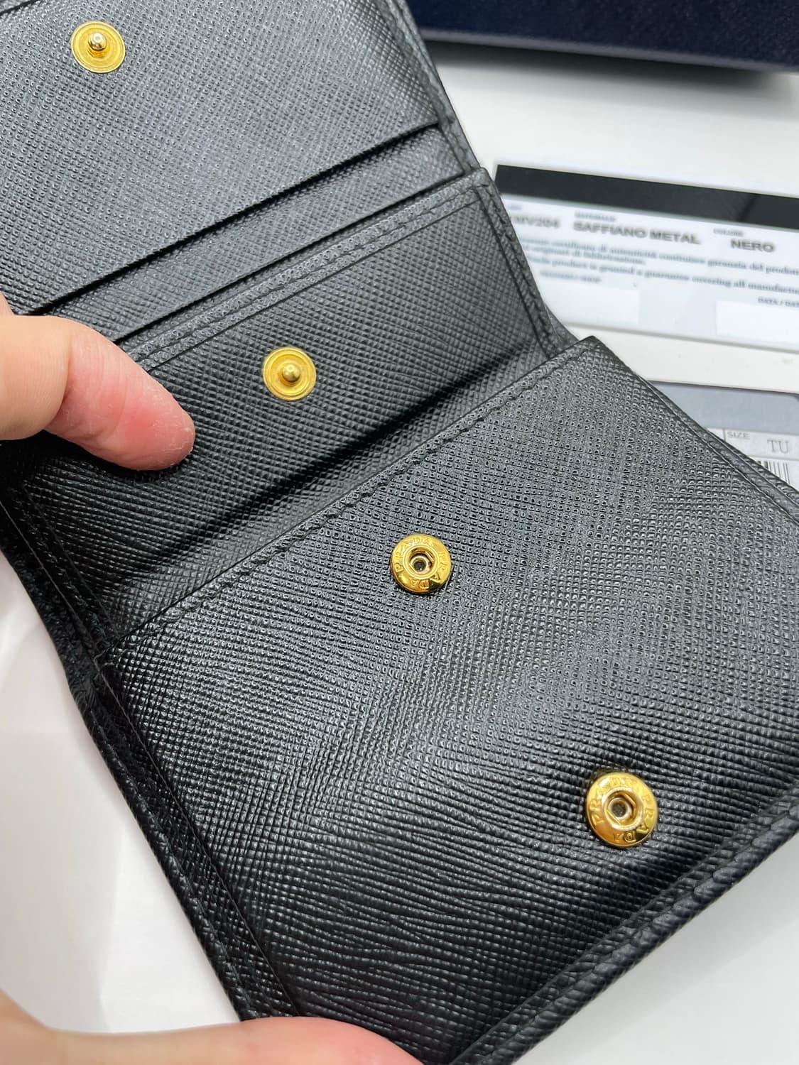 프라다 사피아노 메탈로고 카프스킨 반지갑 상품이미지5