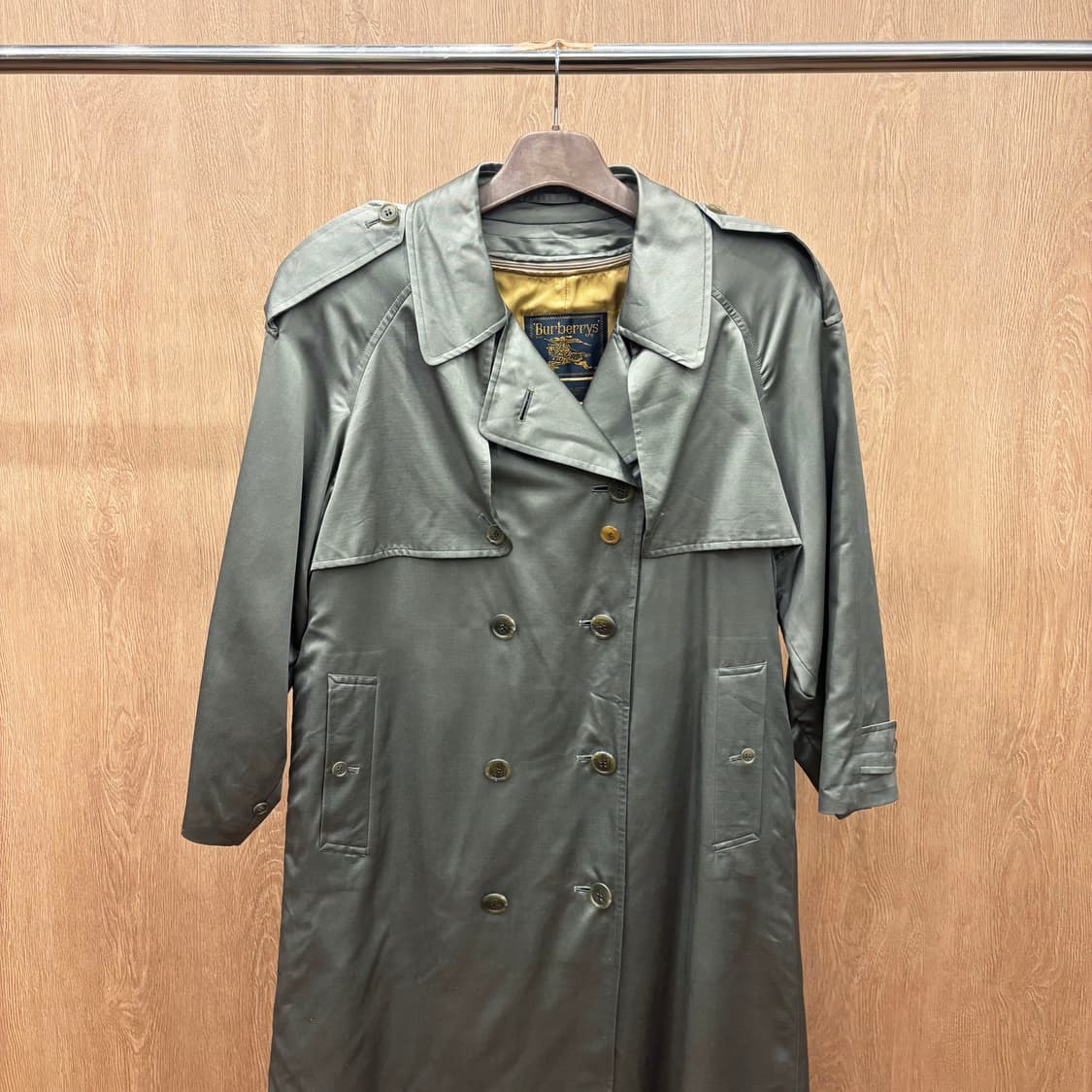 버버리 더블 브레스티드 트렌치 코트 견장 스톰 플랩 디테일 카키 브라운 상품이미지4