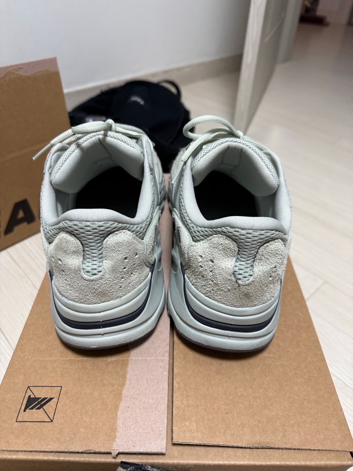 이지 부스트 700 솔트 상품이미지2