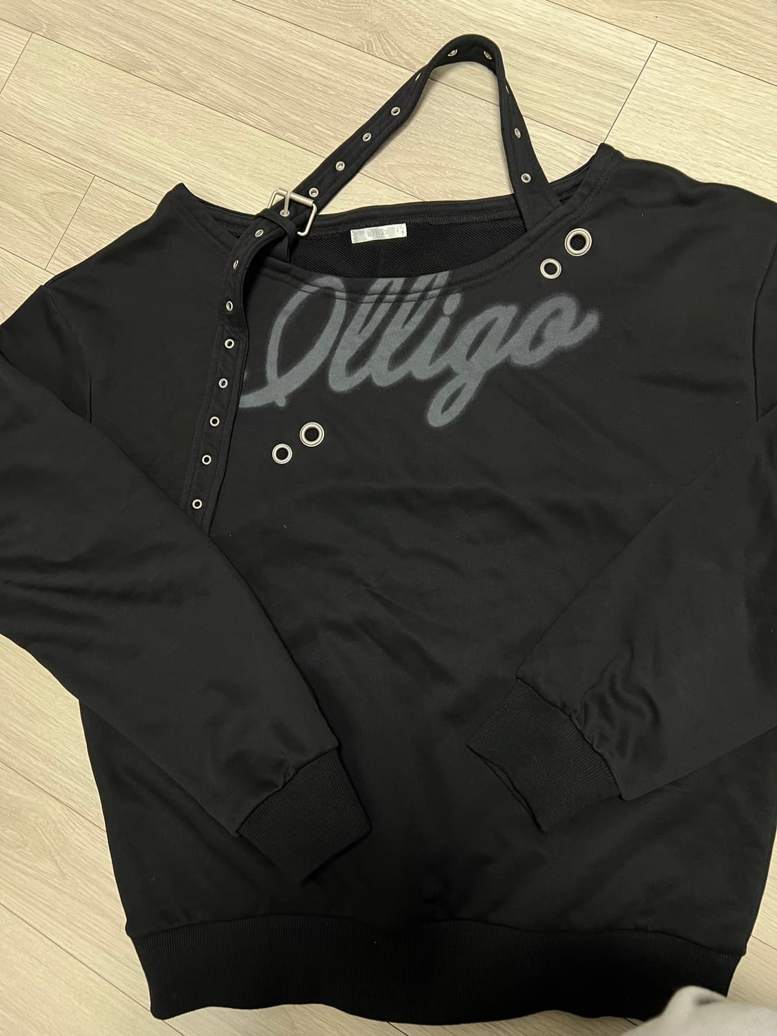 일리고 버클 오프숄더 맨투맨 상품이미지3