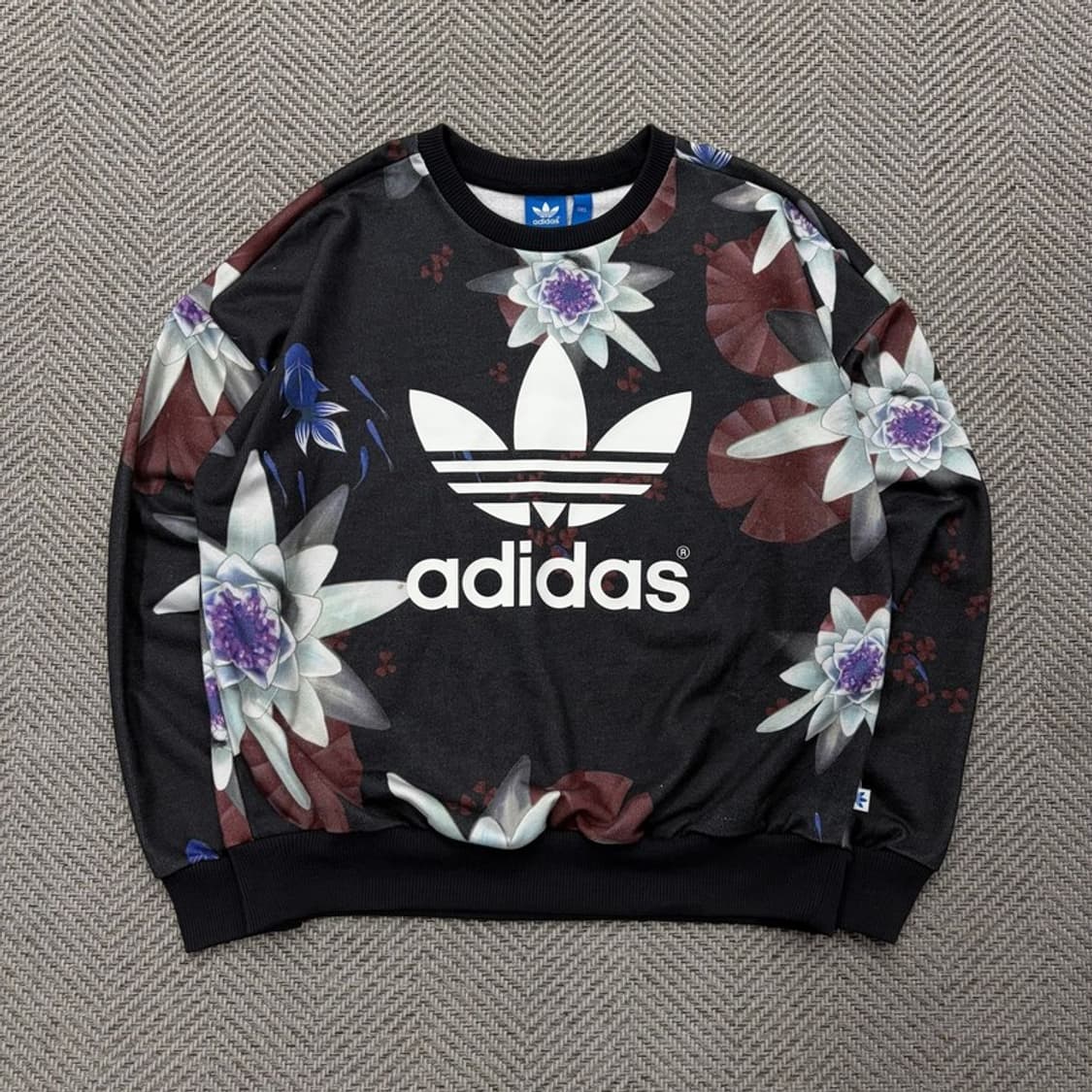 아디다스 플라워 패턴 빅로고 맨투맨 v2431 상품이미지1