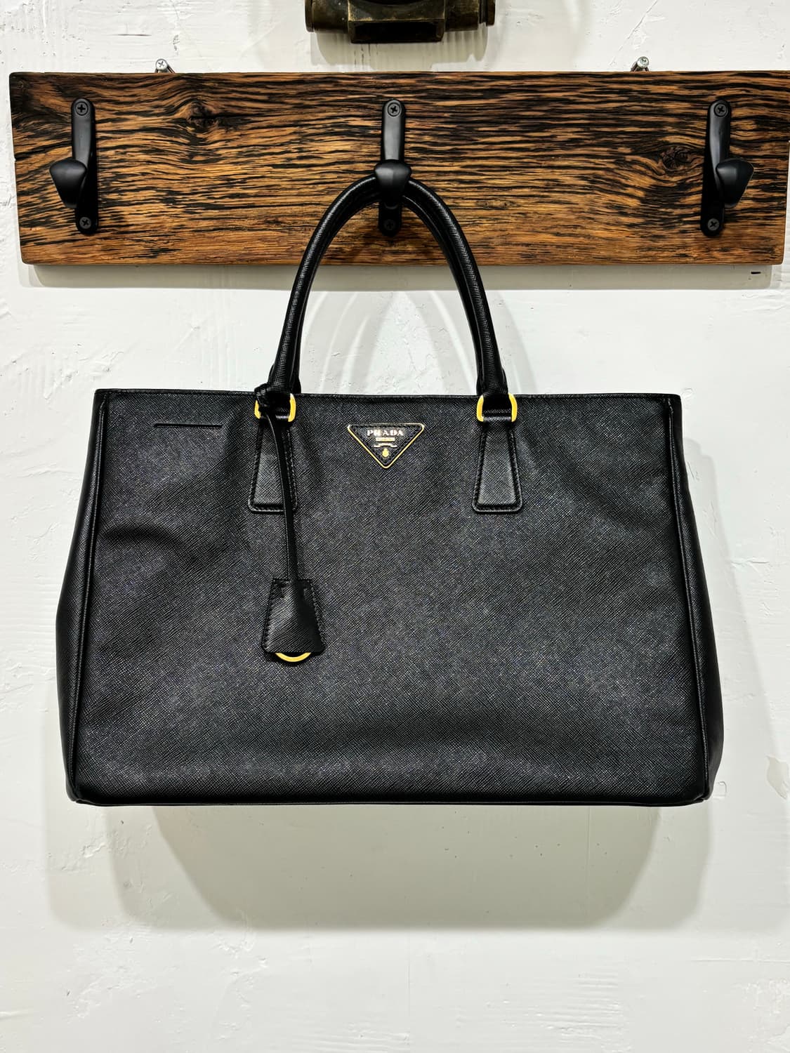 Prada 프라다 삼각 로고 블랙 레더 토트백 상품이미지3