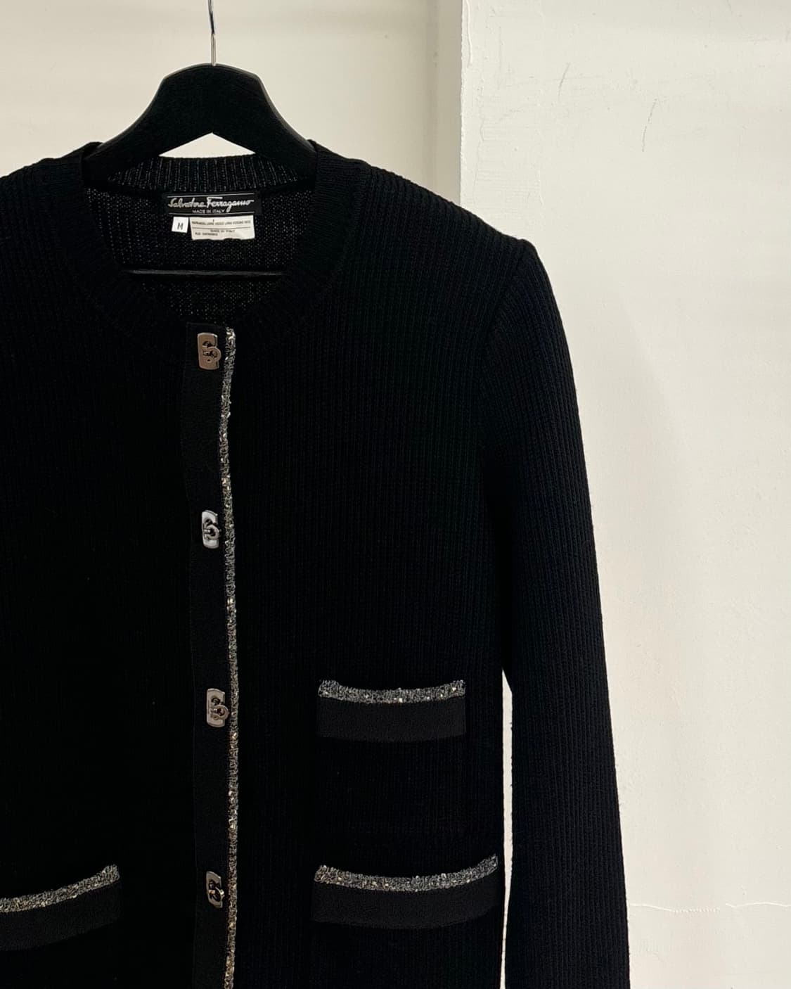살바토레 페라가모 블랙 라운드넥 실버 포켓 버튼 가디건  상품이미지4