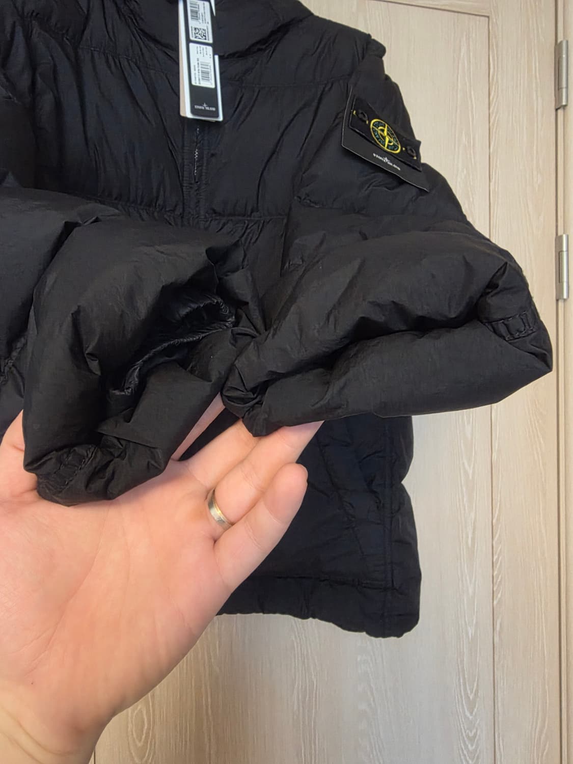 [구매 1달] 24FW 스톤아일랜드 크링클랩스 후드 패딩 M사이즈 상품이미지2