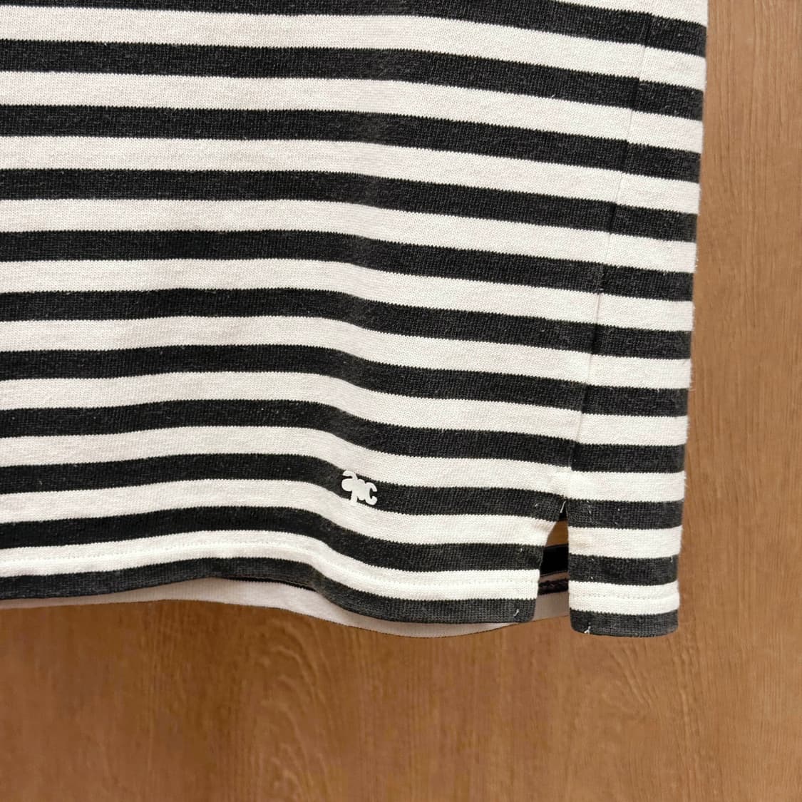 아페쎄 스트라이프 반팔 티셔츠 라운드넥 자수 디테일 블랙 아이보리 상품이미지6