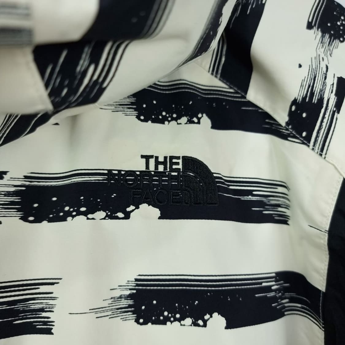 [노스페이스] 그래픽 패턴 오버핏 바람막이 보드 자켓 M19059 상품이미지7