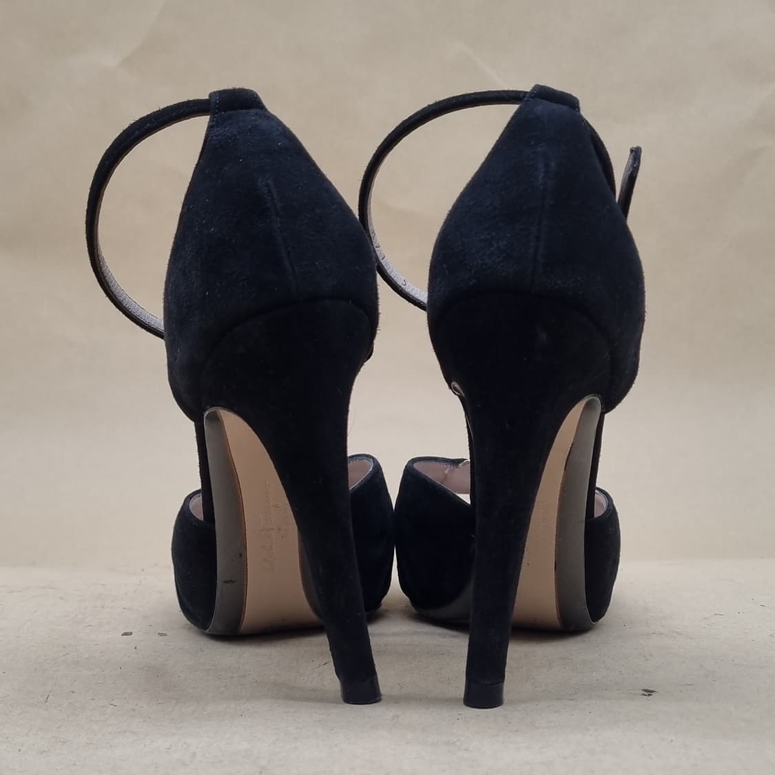 페라가모 스웨이드 오픈토 샌들힐 220 굽12 상품이미지4