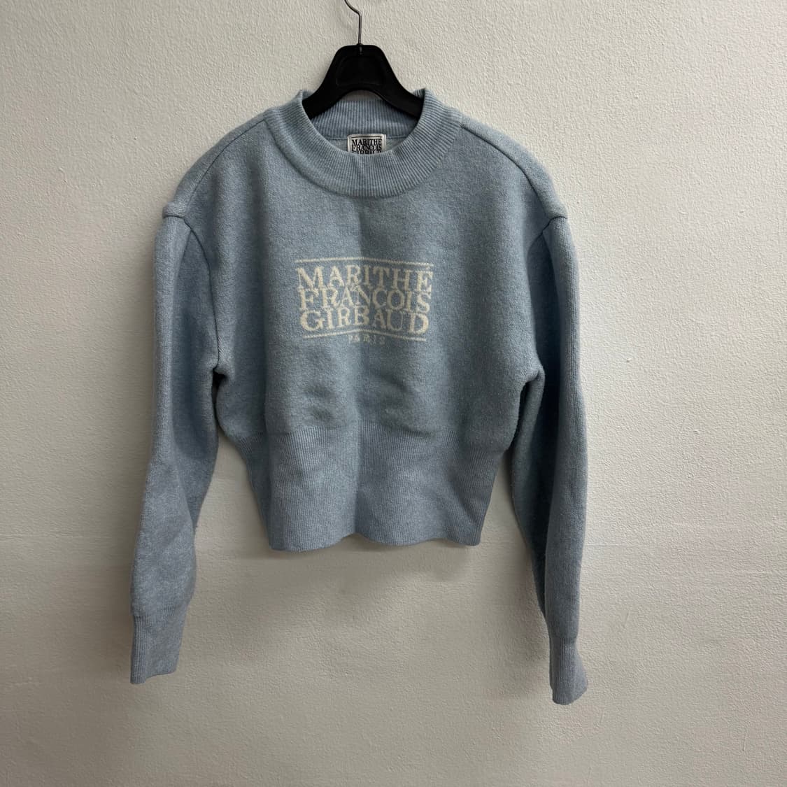 마리떼프랑소와저버 로고 프린팅 스카이블루 크롭 니트 상품이미지1