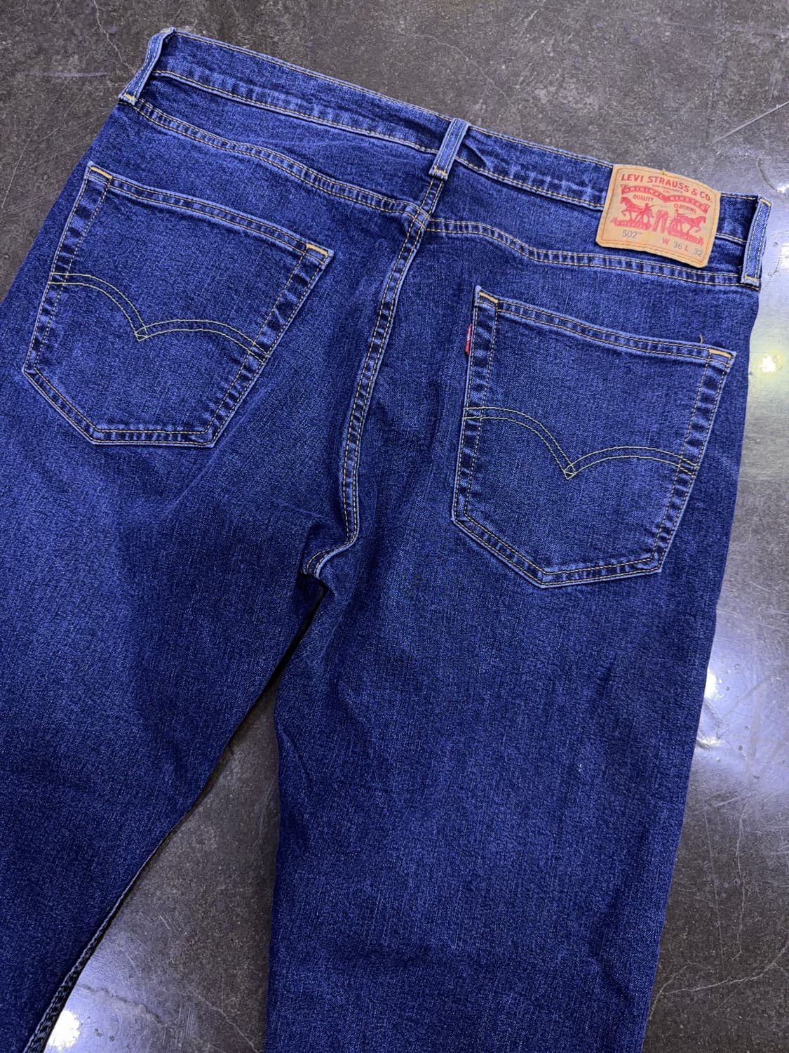 리바이스 502 테이퍼드핏 중청 워싱 웜 약기모 데님팬츠 36 상품이미지6