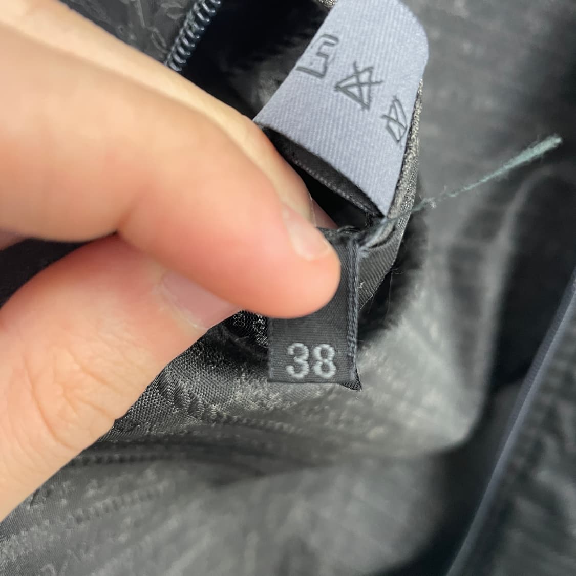 프라다 블랙 나일론 풀로고 집업 코트 상품이미지9