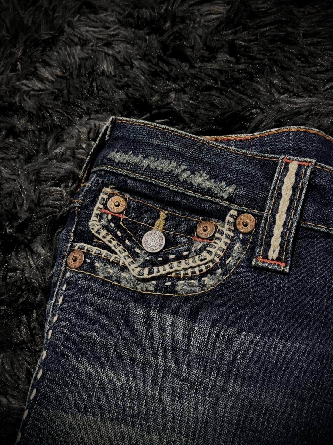 True Religion 화이트 스티치 백 포켓 디테일 부츠컷 데님팬츠 상품이미지5