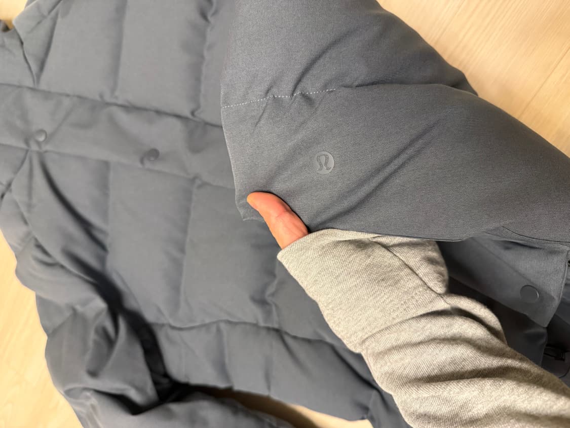 룰루레몬 남성 구스다운 패딩 M사이즈입니다. 색상은 무난한 하늘빛색상 , 상품이미지3