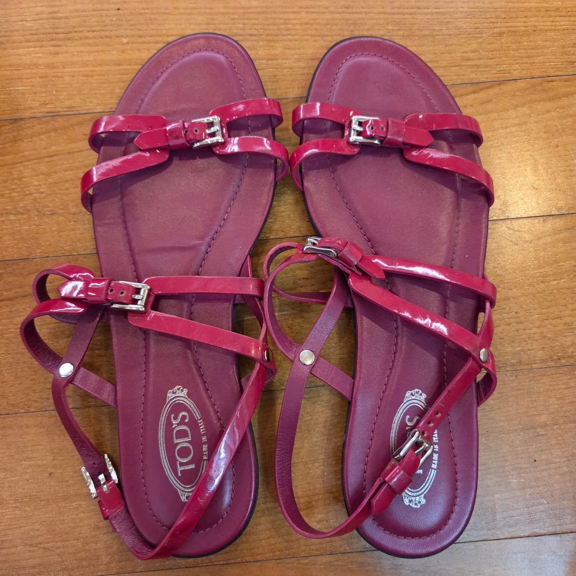 TOD'S 토즈 에나멜 버건디 스트랩 샌들 상품이미지1