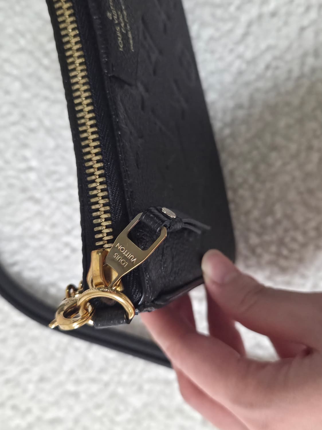 루이비통 이지 파우치 온 스트랩 블랙 상품이미지3