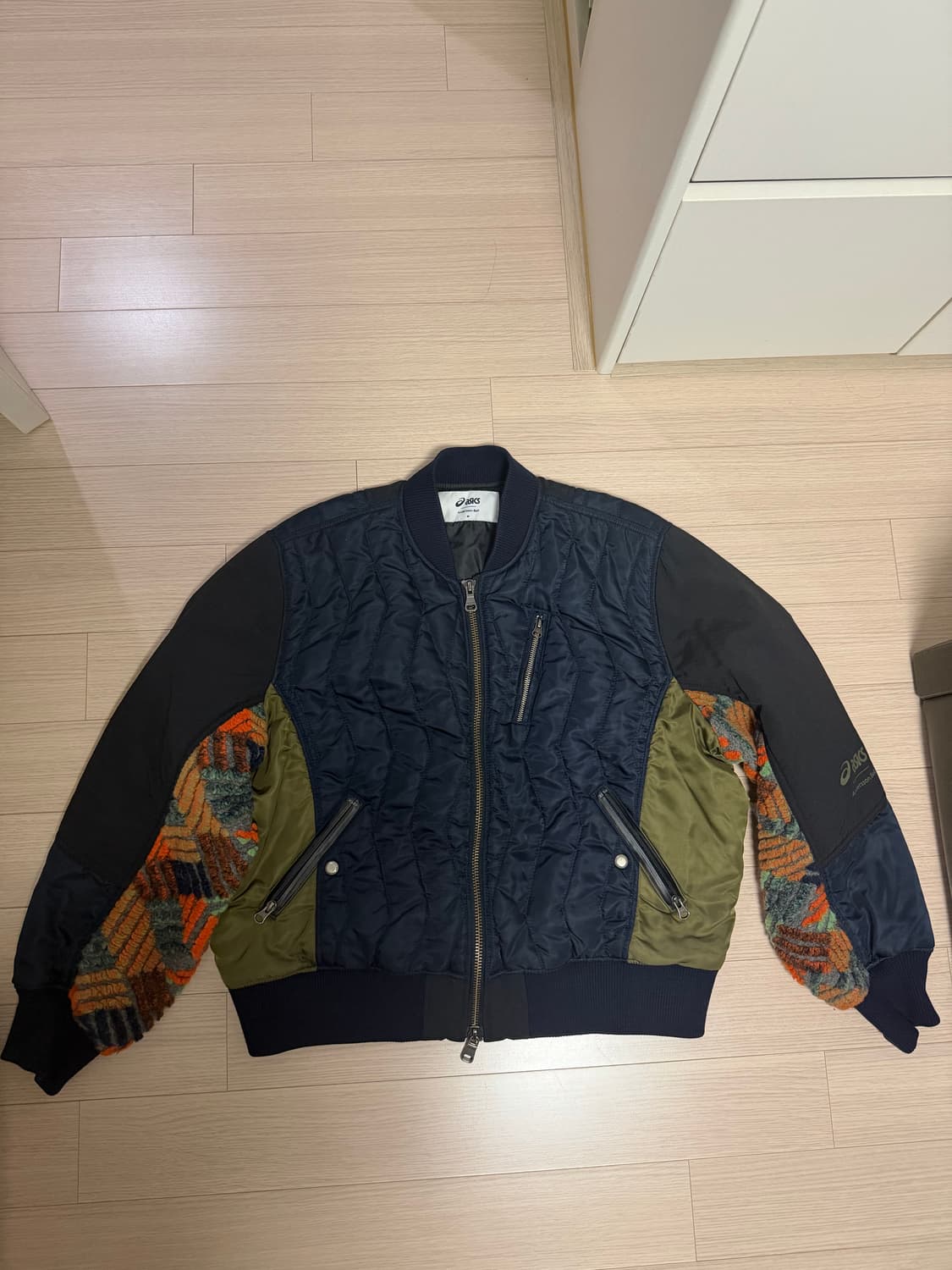 앤더슨벨 x 아식스 콘트라스트 퀼팅 봄버 자켓 네이비 m 상품이미지4