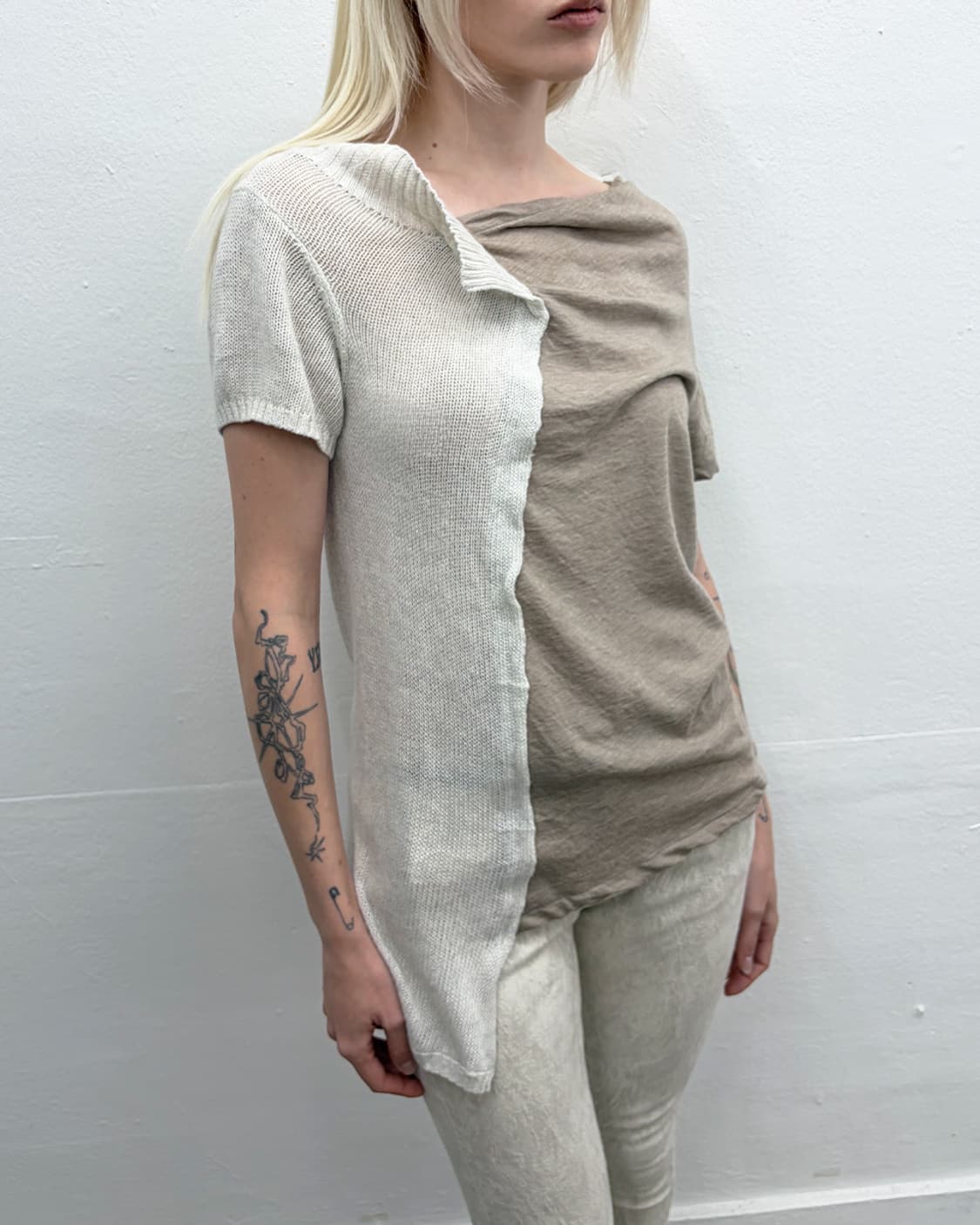 와이즈 비대칭 하프 니트 탑 상품이미지4