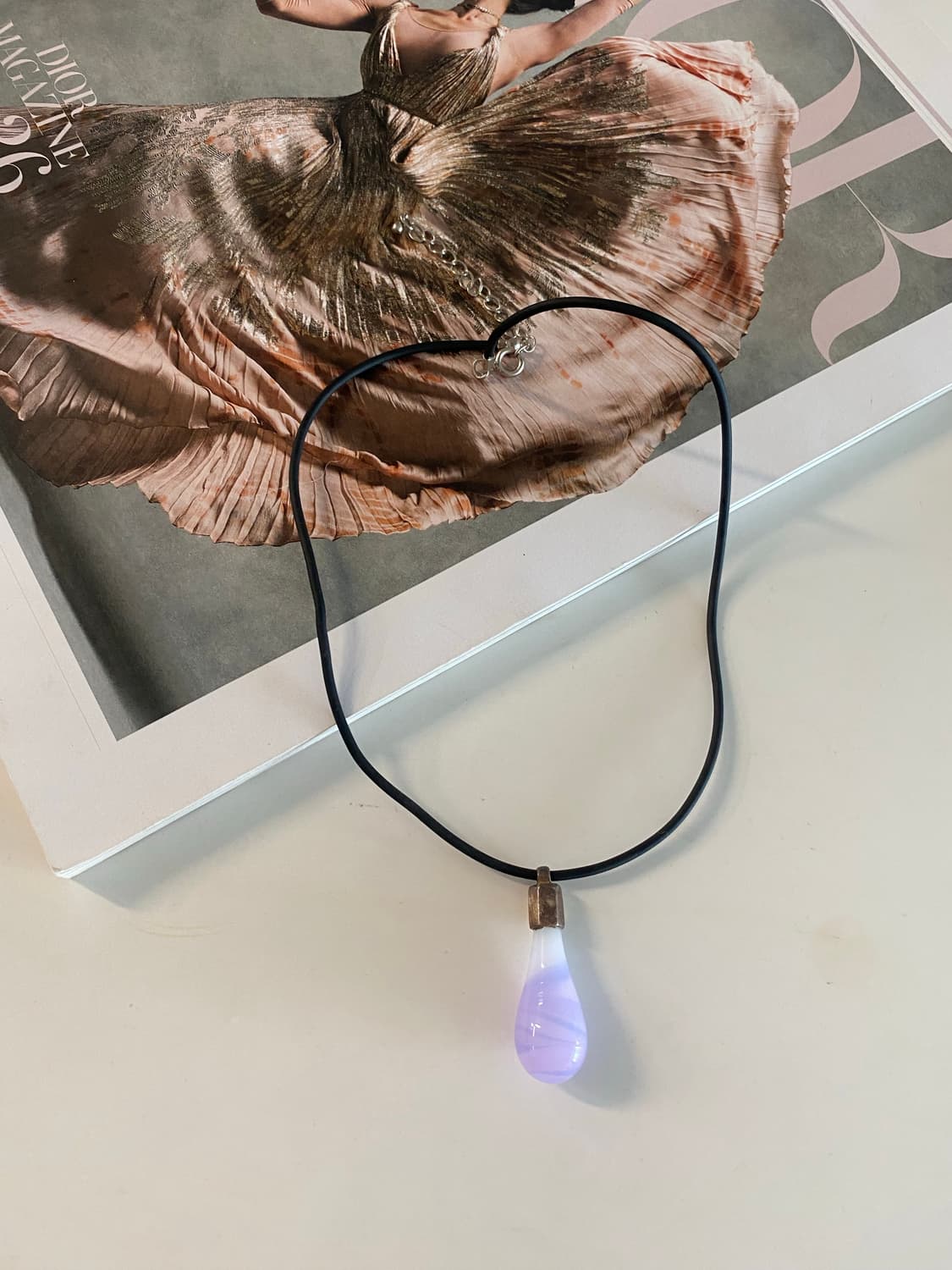 라벤더 빛 비즈 드롭 목걸이 상품이미지1