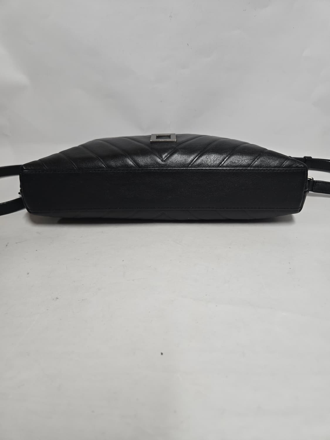 루즈 앤 라운지 블랙 레더 퀼팅 크로스백 상품이미지5