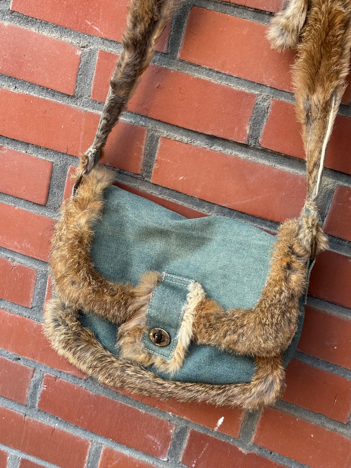 데님 퍼 트리밍 레이어드 크로스백 상품이미지3