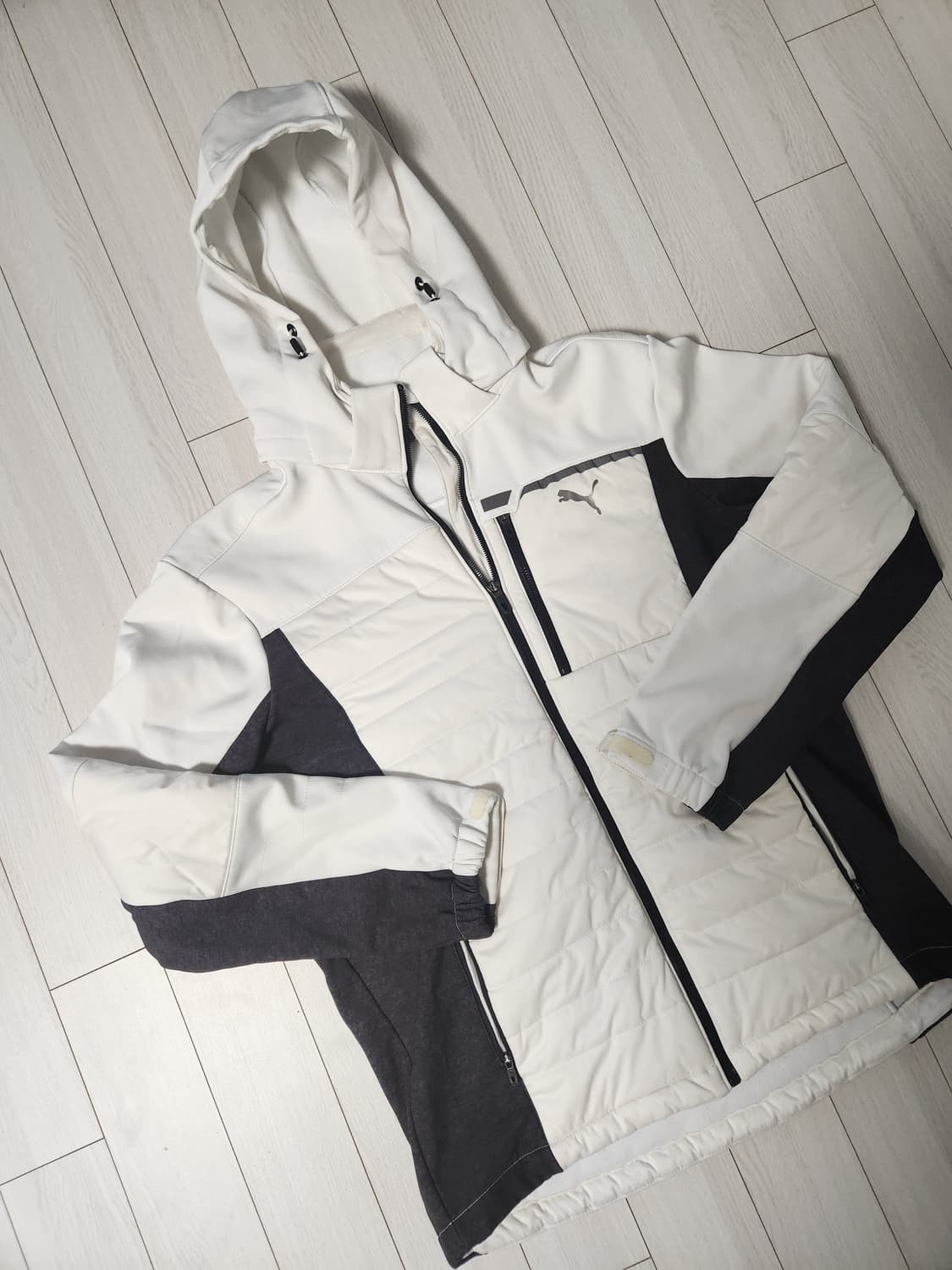 푸마 윈드브레이커 기모 자켓 사이즈L

오염 하자 없이 깨끗해요

겨울  상품이미지1