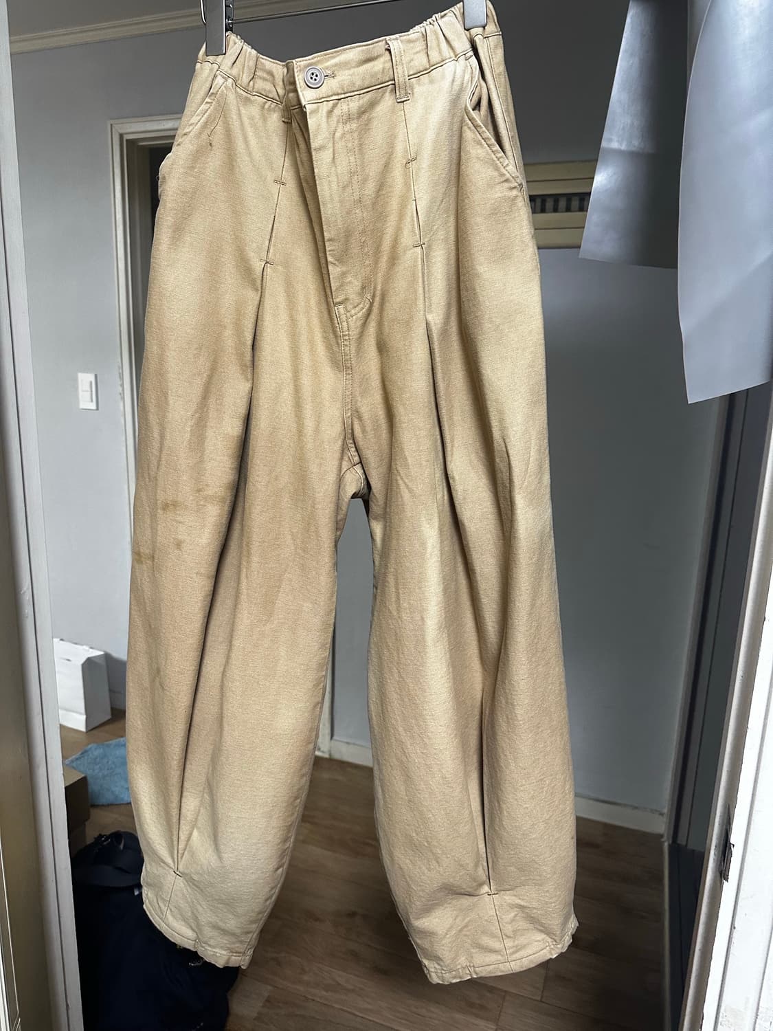 하자상품) 앵글런 롱턱 윙팬츠 베이지 상품이미지1