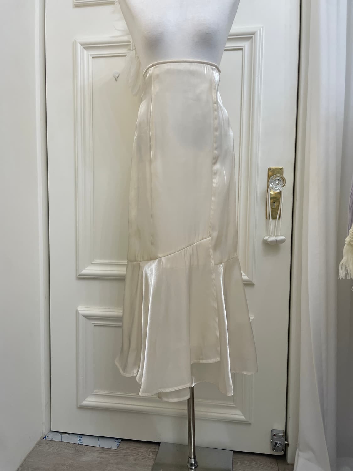 ivory glossy unbalance flare long skirt 상품이미지5