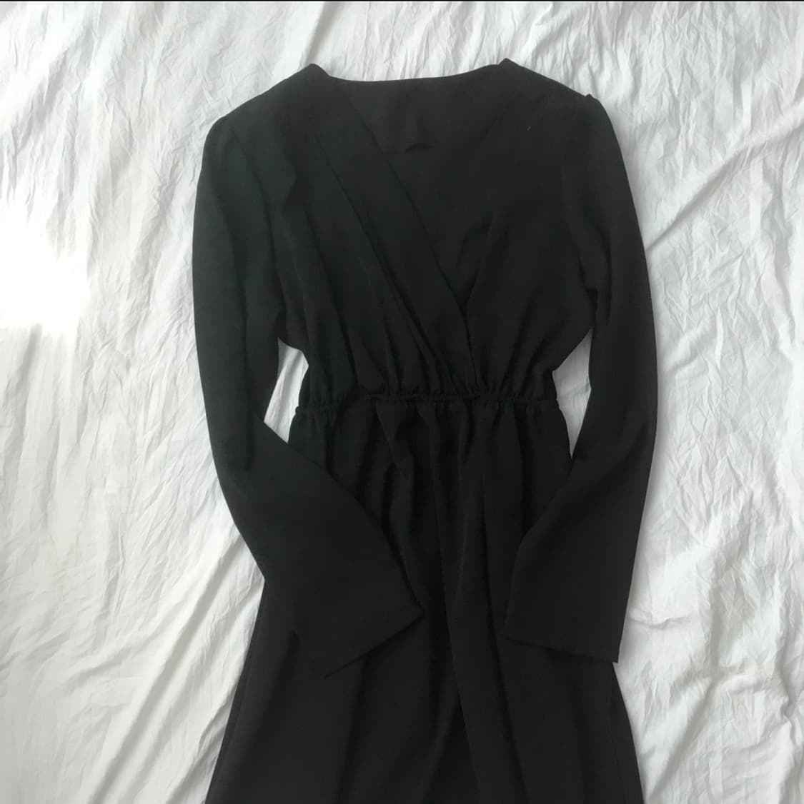 배색 브이넥 셔링 롱 원피스 상품이미지1