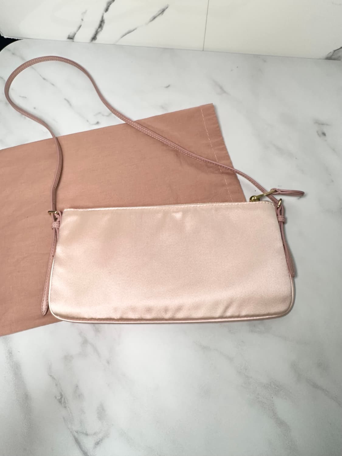 25년 신상[새상품급 정품] 미우미우 새틴 숄더백  상품이미지5