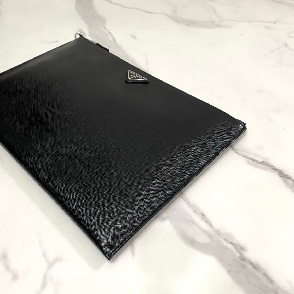 거의새것 프라다 사피아노 레더 삼각로고 클러치백 남성 가방 2NG001 상품이미지2