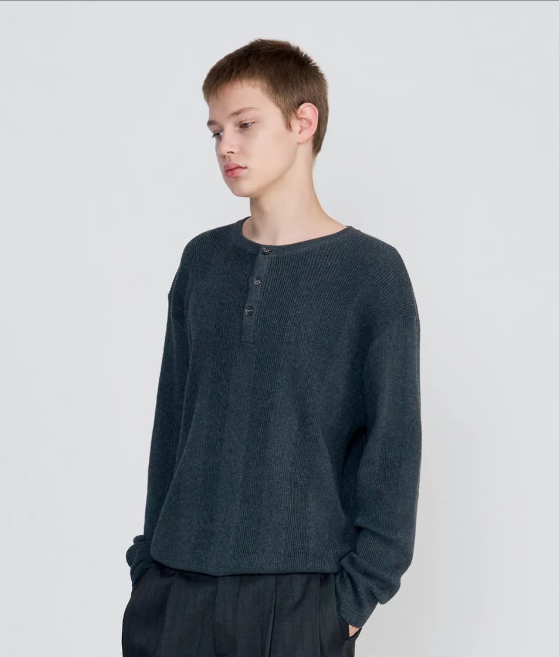 주앙옴므 헨리넥 리브드 니트 차콜색상 상품이미지1