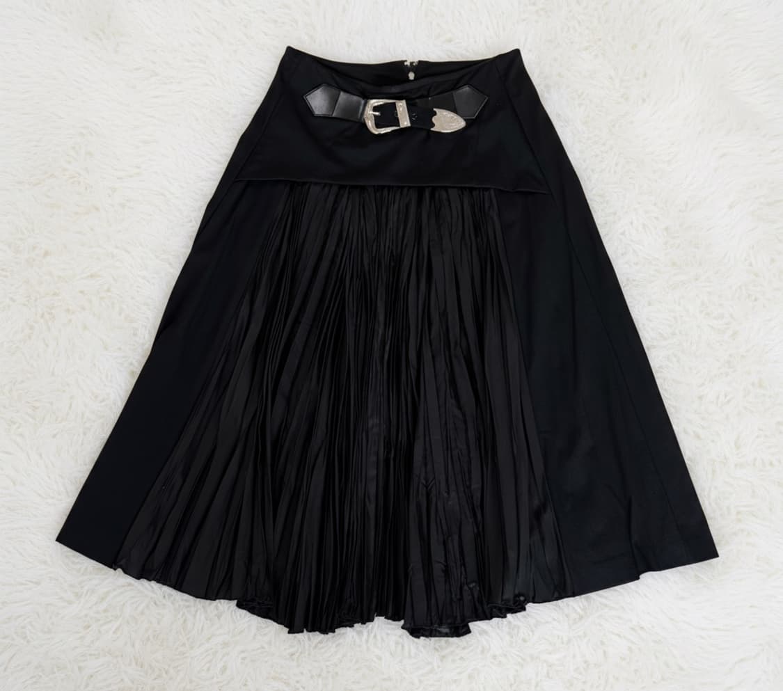 TOGA PULLA Buckle Pleated Midi Skirt 상품이미지1