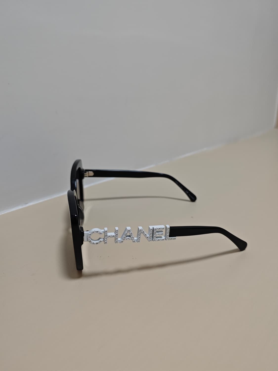 샤넬 블랙 선글라스 CHANEL 로고 장식 상품이미지1